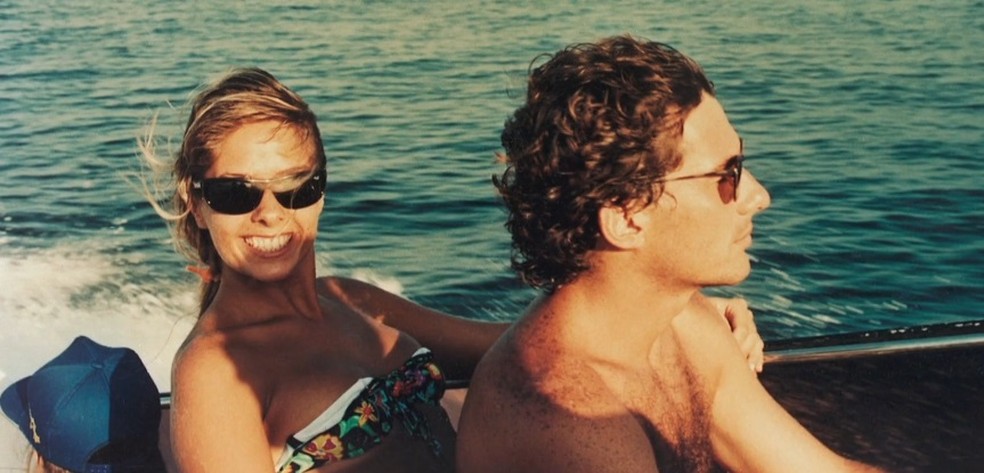 Adriane Galisteu mostra fotos ao lado de Senna — Foto: Reprodução/Universal+