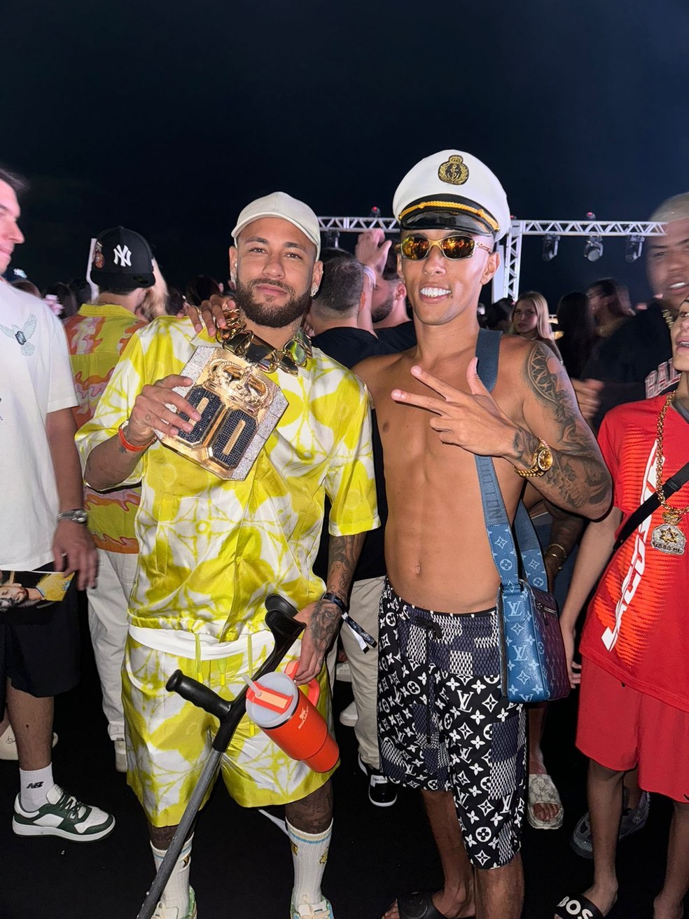 Influenciador Buzeira saiu da pobreza e deu colar de R$ 2 milhões para Neymar em cruzeiro — Foto: Instagram