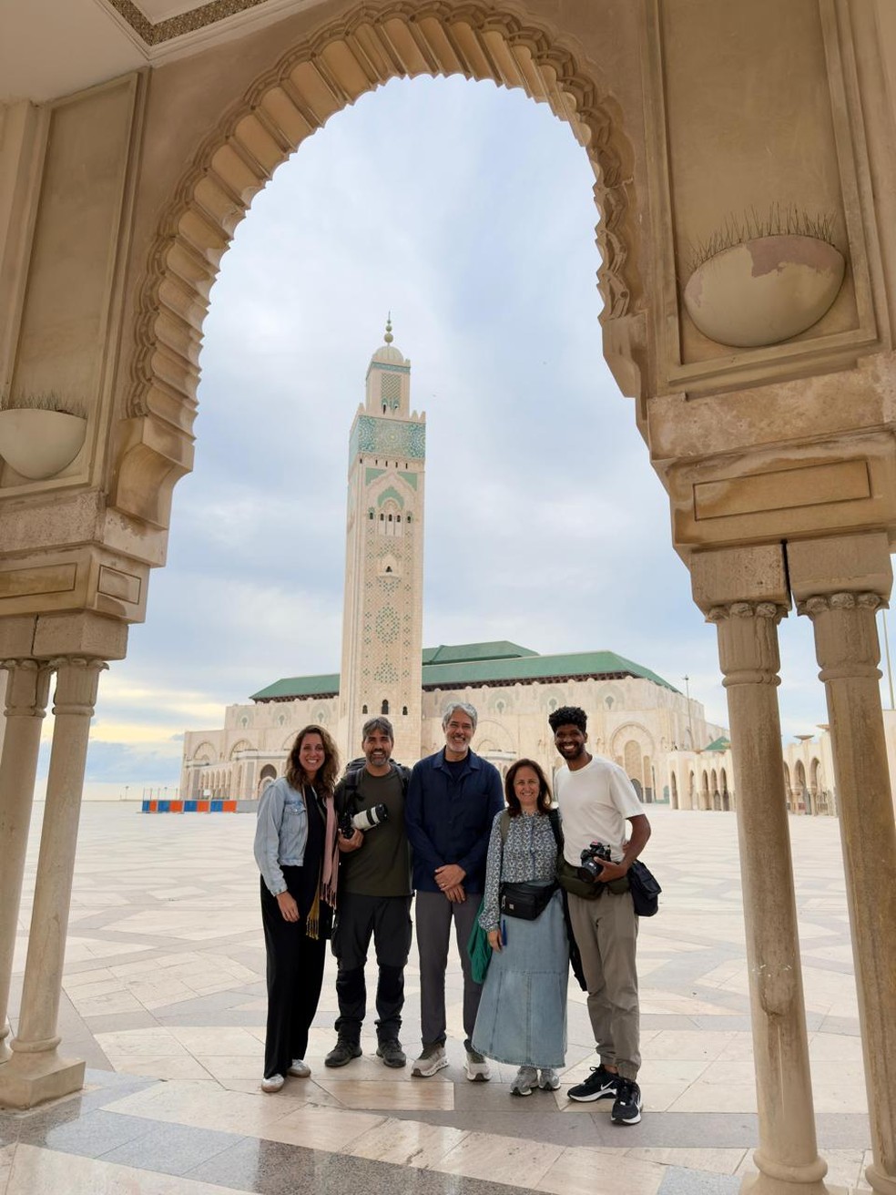 Bonner com a equipe do Globo Repórter no Marrocos: Patrícia Casanova, Piero Caputo, Ana Rita Mendonça e Eulym Ferreira — Foto: Rede Globo/Divulgação
