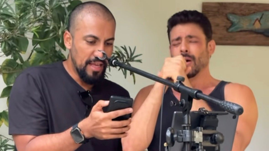 Cauã Reymond e Ricardo Teodoro protagonizam momento musical descontraído e viralizam
