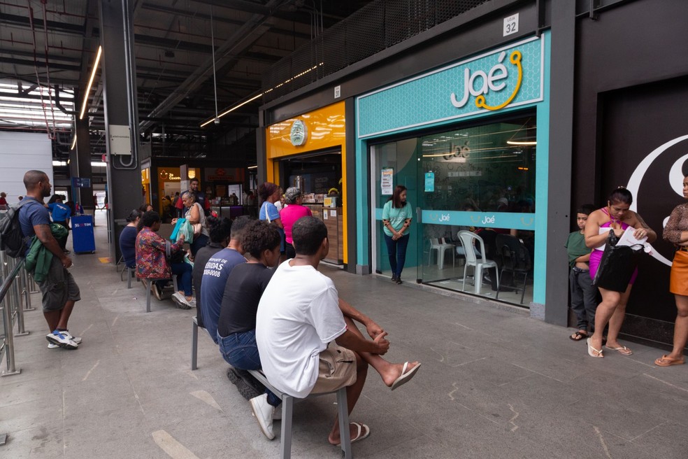 Espera. Usuários com problemas no Jaé enfrentam fila de mais de 2 horas em um dos postos de atendimento da empresa — Foto: Júlia Aguiar
