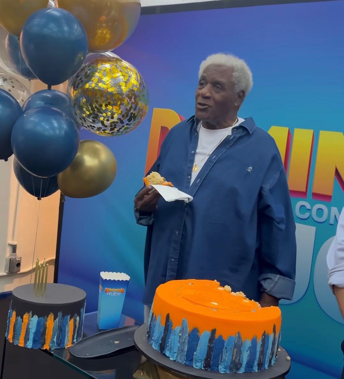 Tony Tornado celebra 96 anos com bolo nos bastidores da Globo