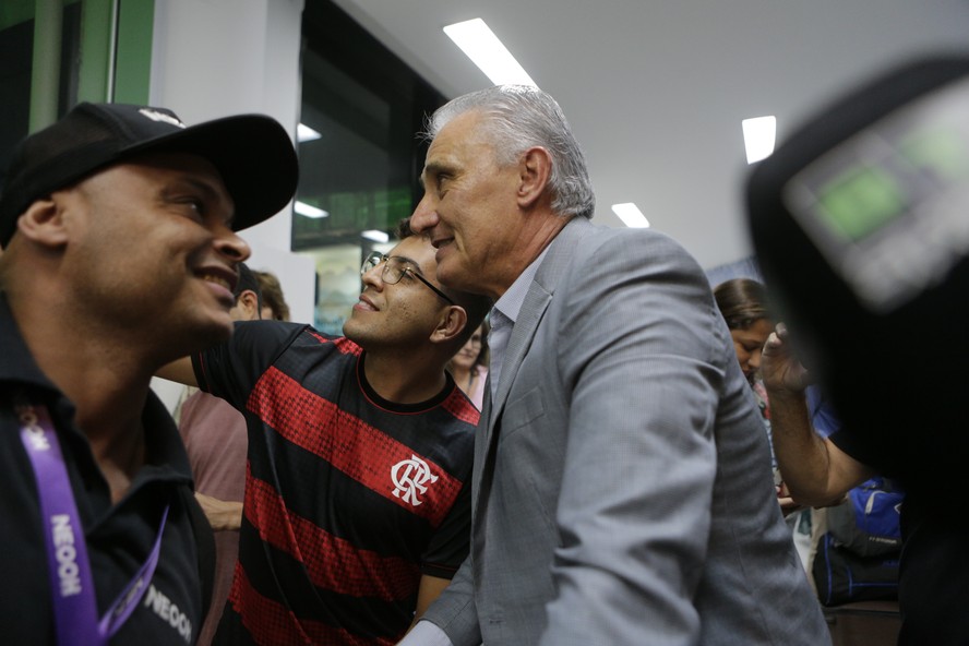 Torcedor do Flamengo faz selfie com Tite