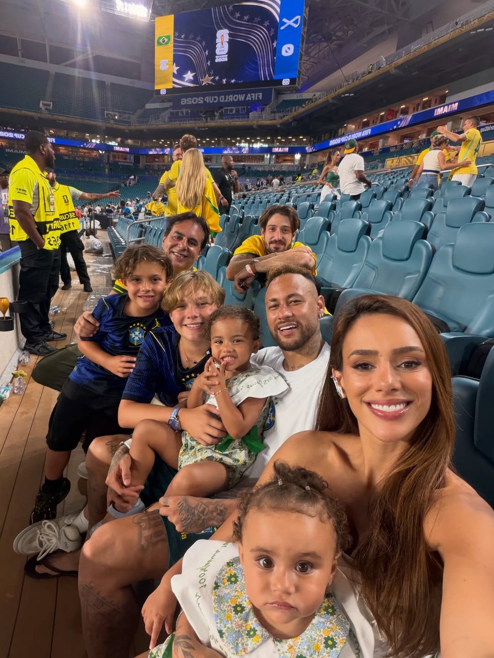 Neymar com as filhas, o filho Davi, e Bruna Biancardi ap&oacute;s o &uacute;ltimo jogo &mdash; Foto: Reprodu&ccedil;&atilde;o/Instagram