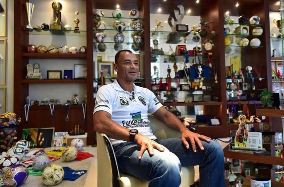 Cafu e sua mansão de R$ 27 milhões — Foto: extra/ reprodução