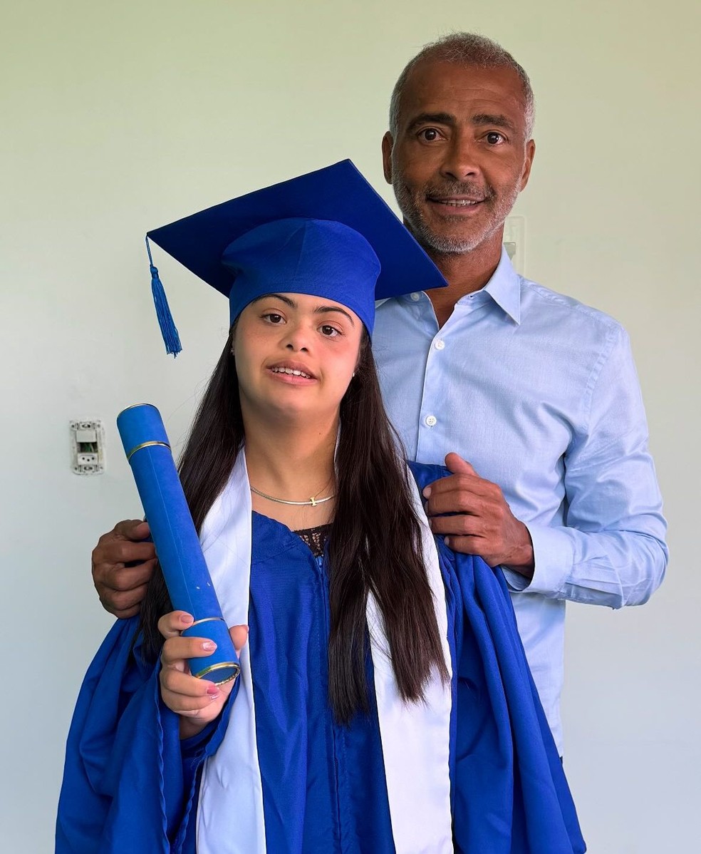 Romário se emociona com discurso da filha em formatura — Foto: Reprodução/Instagram