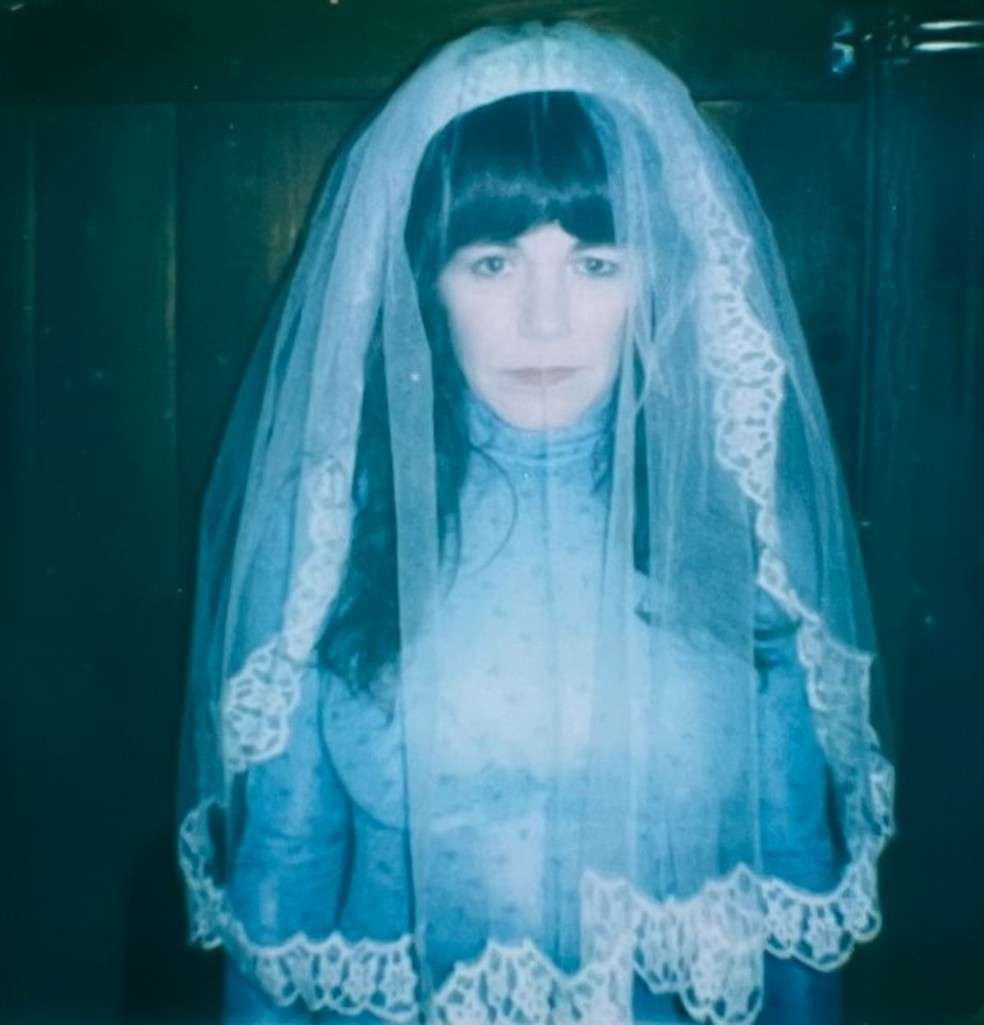 Jenny Lewis, líder de banda de rock Rilo Kiley, 'se casou' com o seu cão — Foto: Reprodução/X