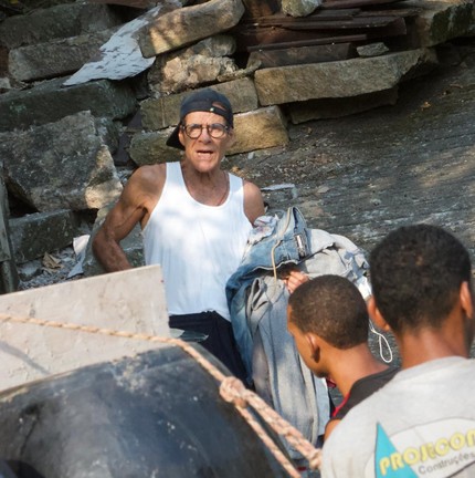 Mário Gomes é despejado da casa onde mora com a família, no Rio — Foto: EXTRA