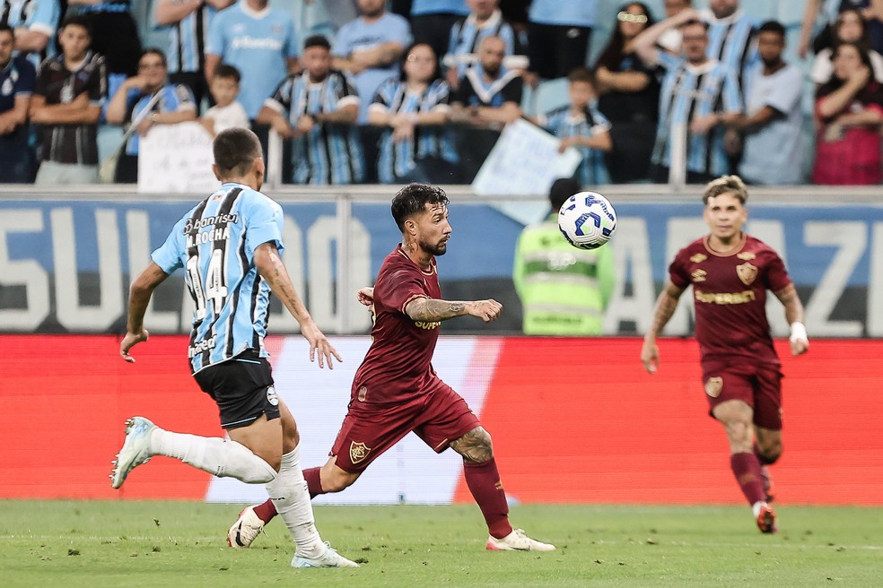 Lucho Acosta e Soteldo em duelo do Fluminense contra o Grêmio — Foto: Lucas Merçon / Fluminense