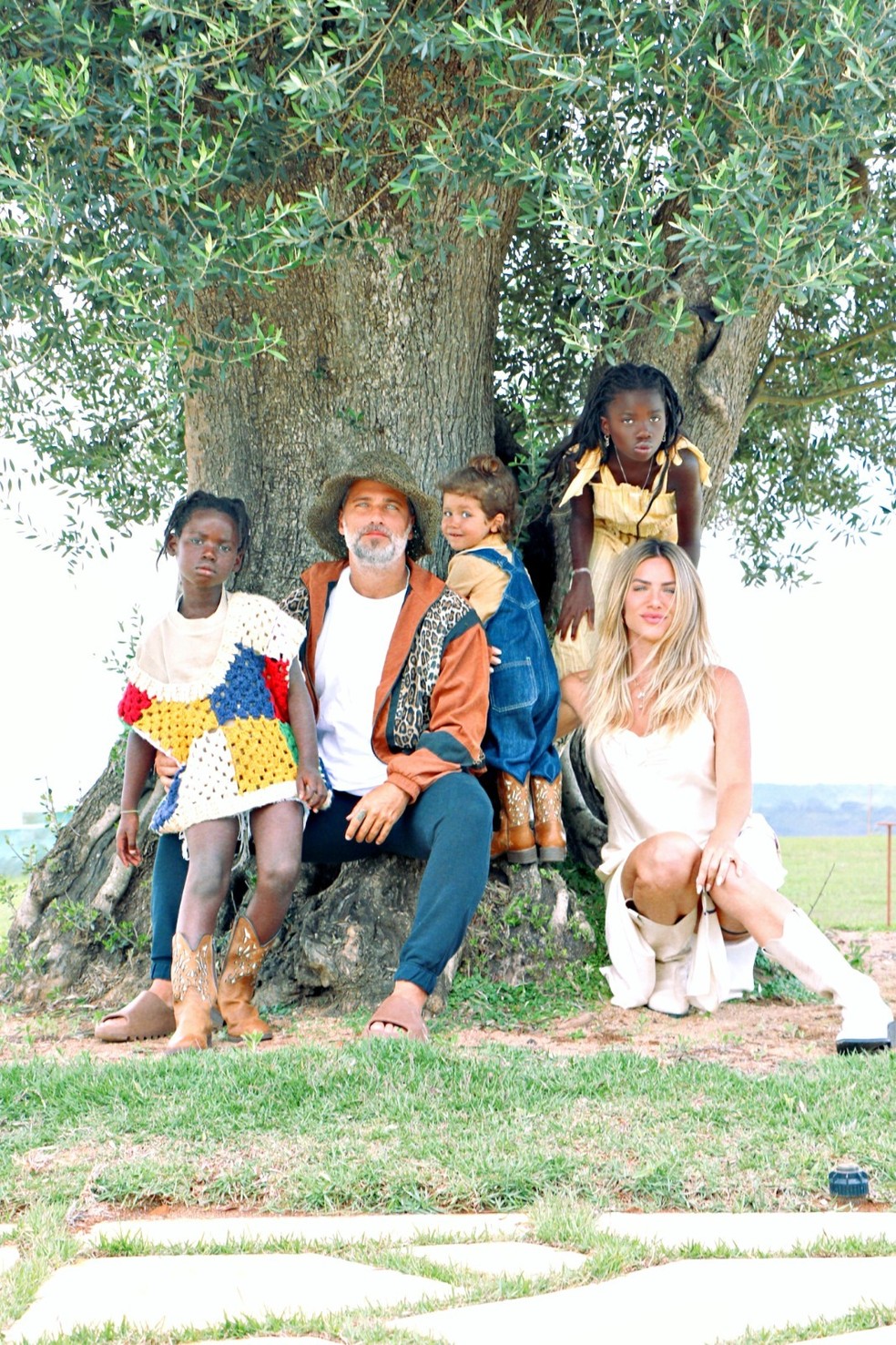 Giovanna Ewbank e Bruno Gagliasso com os filhos Titi, Bless e Zion — Foto: Carol Accioly/Acciolly Agency/Divulgação