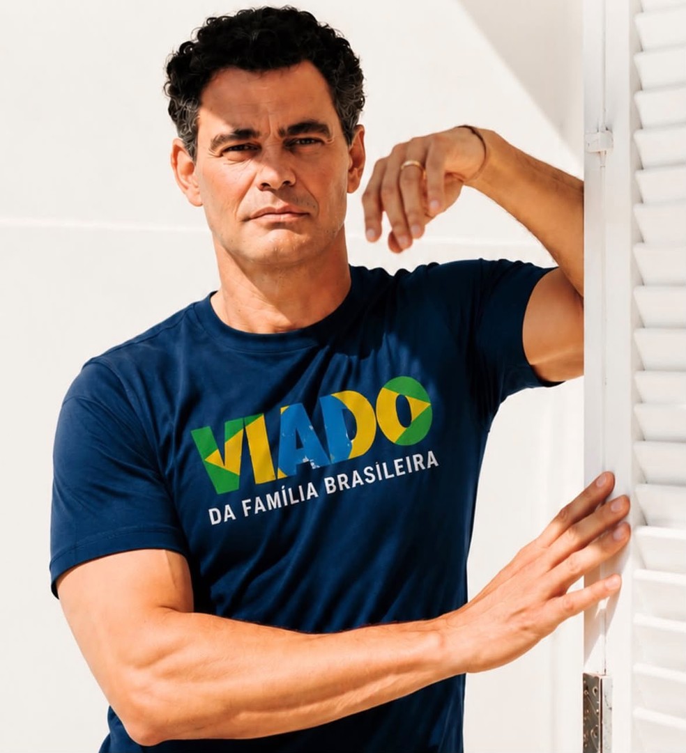 Carmo Dalla Vecchia usa camisa provocativa: 'Viado da fam&iacute;lia brasileira' &mdash; Foto: Reprodu&ccedil;&atilde;o/Instagram