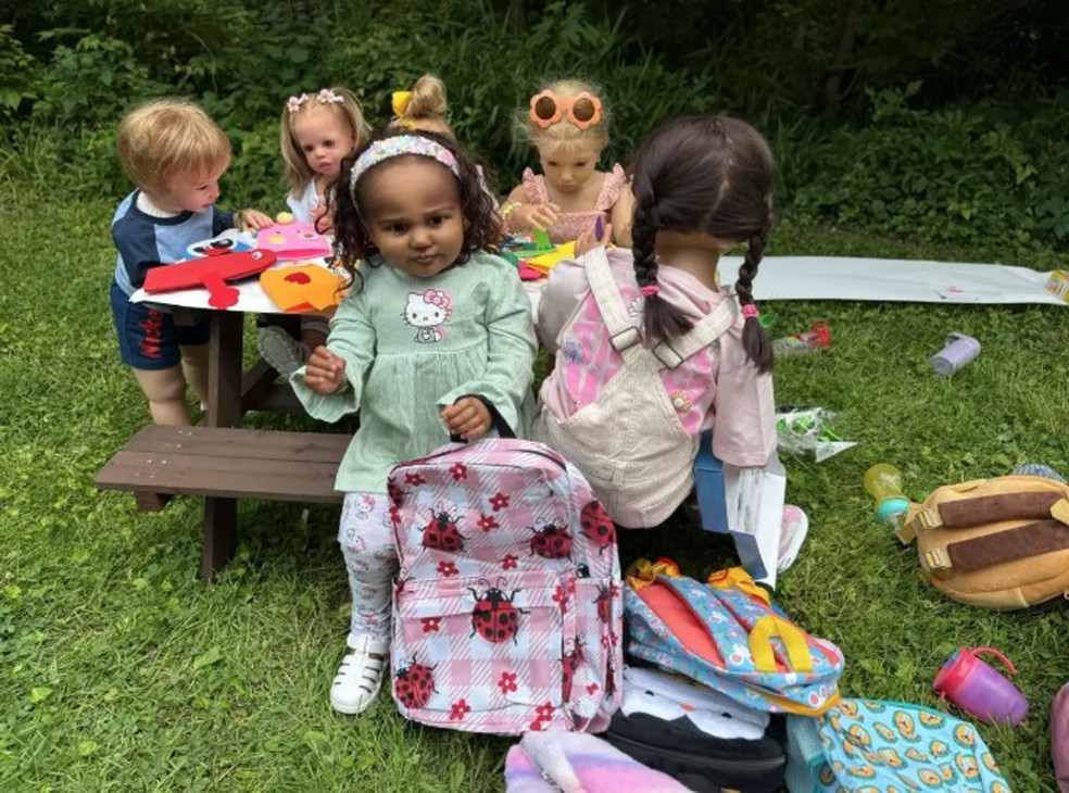 Os 'filhos' de Gina Kasoff brincando no jardim de casa, em Saint Louis — Foto: Reprodução