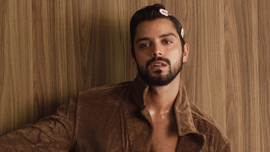 Um ano após revelar bissexualidade, Rodrigo Simas conclui ter demorado a  entender que não estava em cima do muro: 'Invisibilizado'