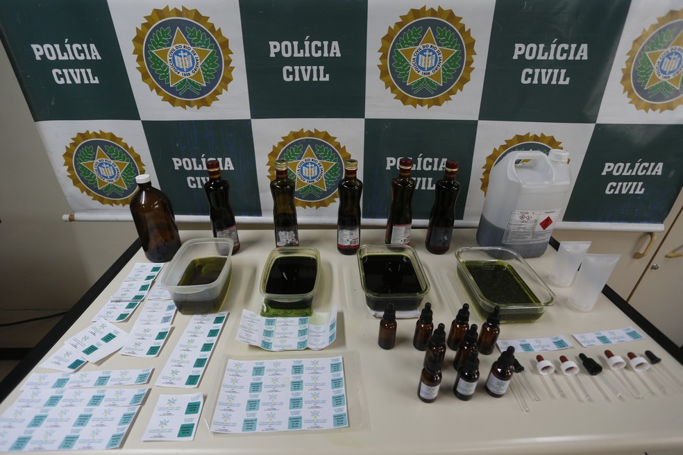 Polícia apreende material usado para a produção de óleos vendidos de forma ilegal  — Foto: Fabiano Rocha/Agência O Globo