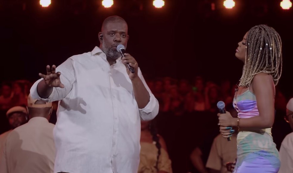 Péricles com Marvvila na música "O nosso amor quer paz" — Foto: YouTube/reprodução