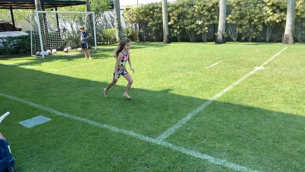 O campo de futebol da casa de Filipe Luis — Foto: reprodução/ instagram