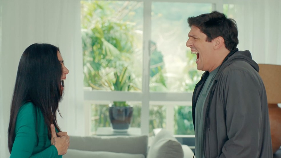 Bia (Cleo Pires) e Aquiles (Rafel Infante) trocam de corpos em "Se eu fosse você 3" — Foto: Divulgação