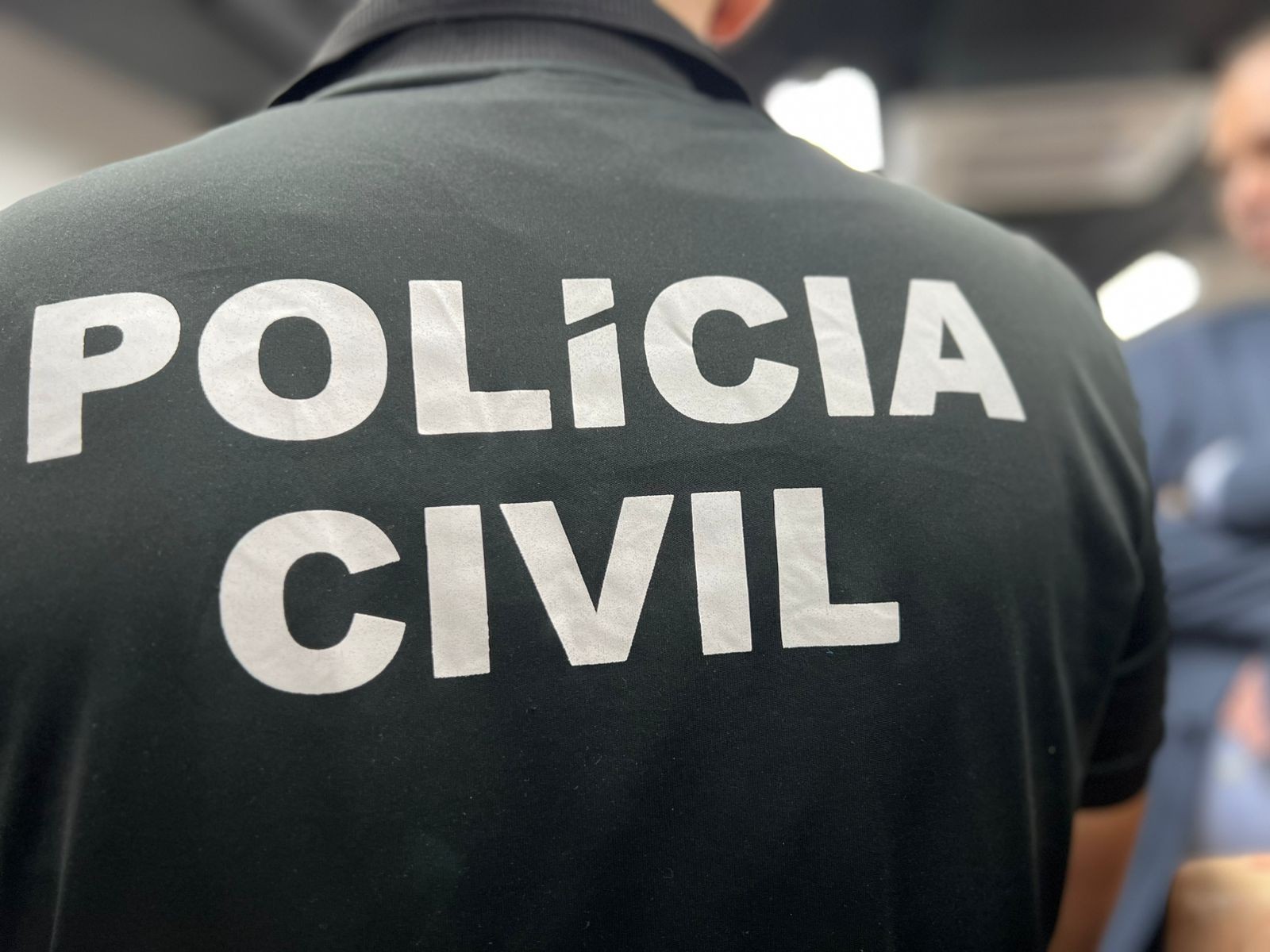 Homem é preso por descumprir medida protetiva e se aproximar de ex-companheira com deficiência intelectual na Bahia - QTU Questões do Universo