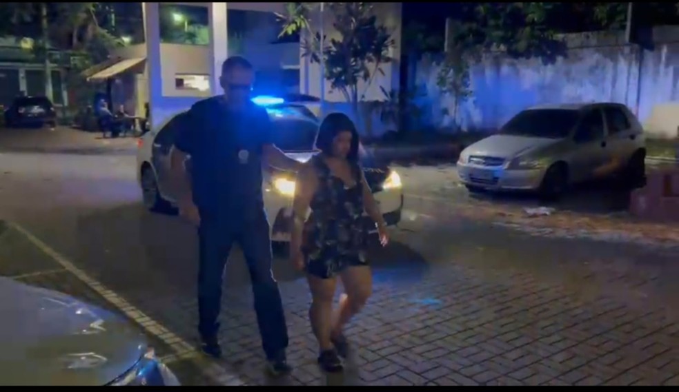 Andrea ao chegar na DHBF, em Belford Roxo, logo após ser presa — Foto: Reprodução