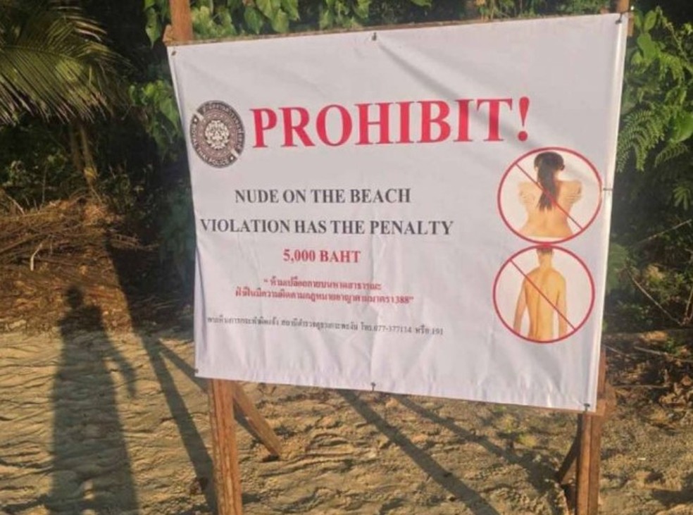 Placa alerta para a proibição de nudez em praia em Koh Phangan, na Tailândia — Foto: Reprodução/X