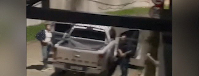 O rapper lan&ccedil;ou uma pedra contra os policiais, no Rio  &mdash; Foto: Oruam/Instagram