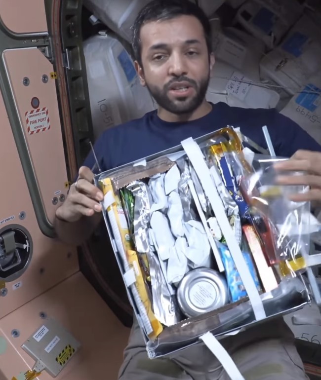 Astronauta árabe há mais tempo no espaço mostra sua rotina de ...