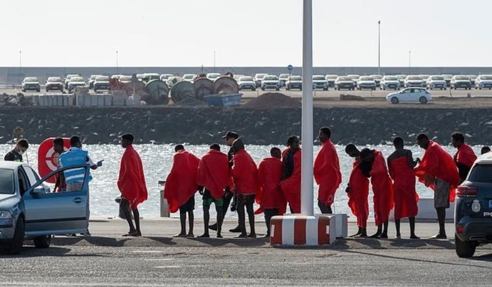 Imigrantes de origem africana chegam a Lanzarote (Espanha) — Foto: Reprodução/X