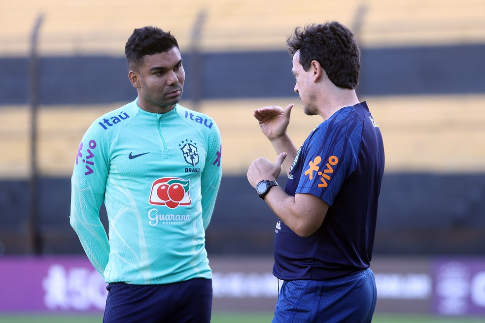 Fernando Diniz dá orientações para Casemiro em treino da seleção brasileira — Foto: Vítor Silva / CBF