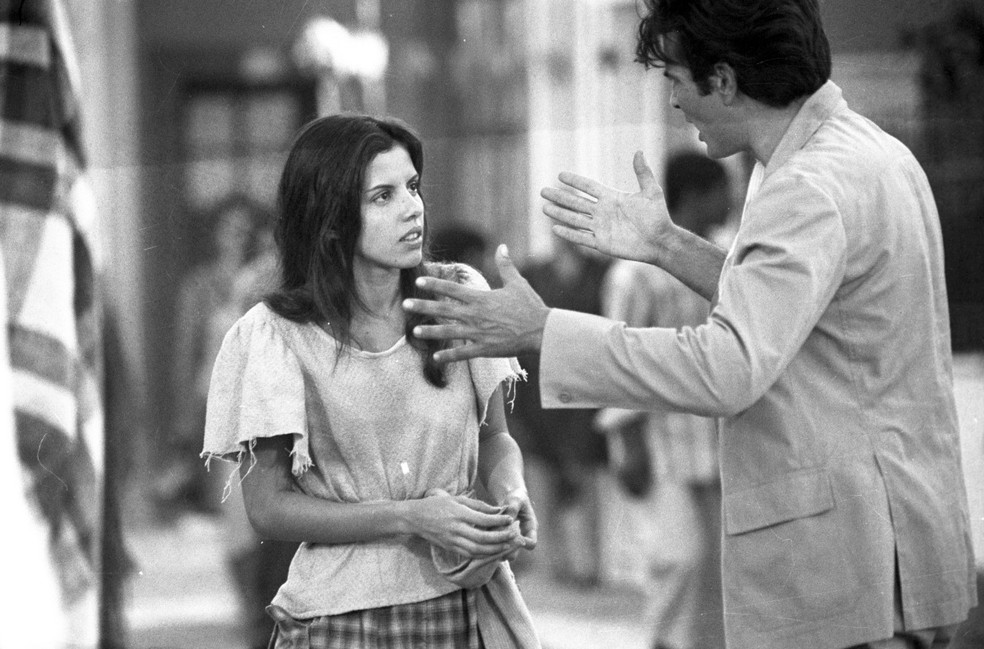 Lúcia Alves como Índia Potira, ao lado de Tarcísio Meira, em 'Irmãos Coragem' — Foto: Arquivo/ Agência O Globo
