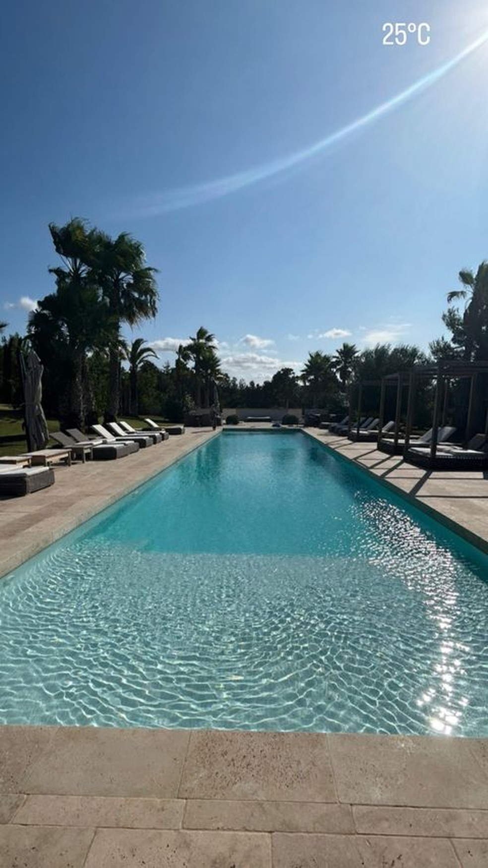 A piscina da mansão alugada por Neymar em Ibiza — Foto: reprodução/ instagram