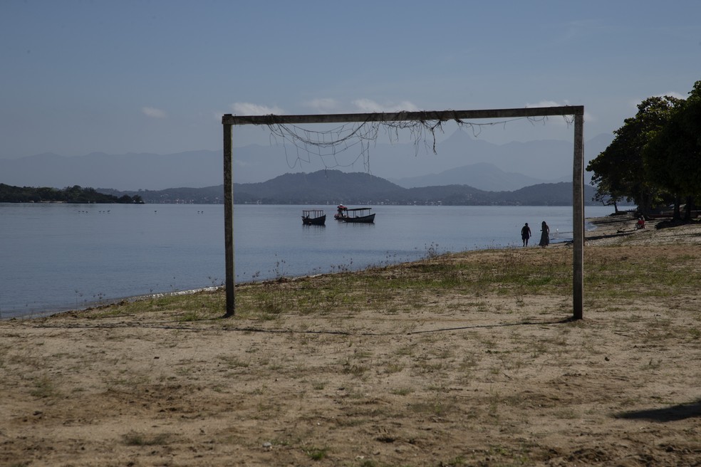 Gol na praia de Ilha Paquetá, onde Lucas jogava bola quando criança — Foto: Alexandre Cassiano / Agência O Globo