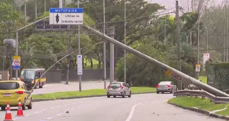 Postes e árvores caídos; madrugada no Rio tem ventos de até 72,4 km/h