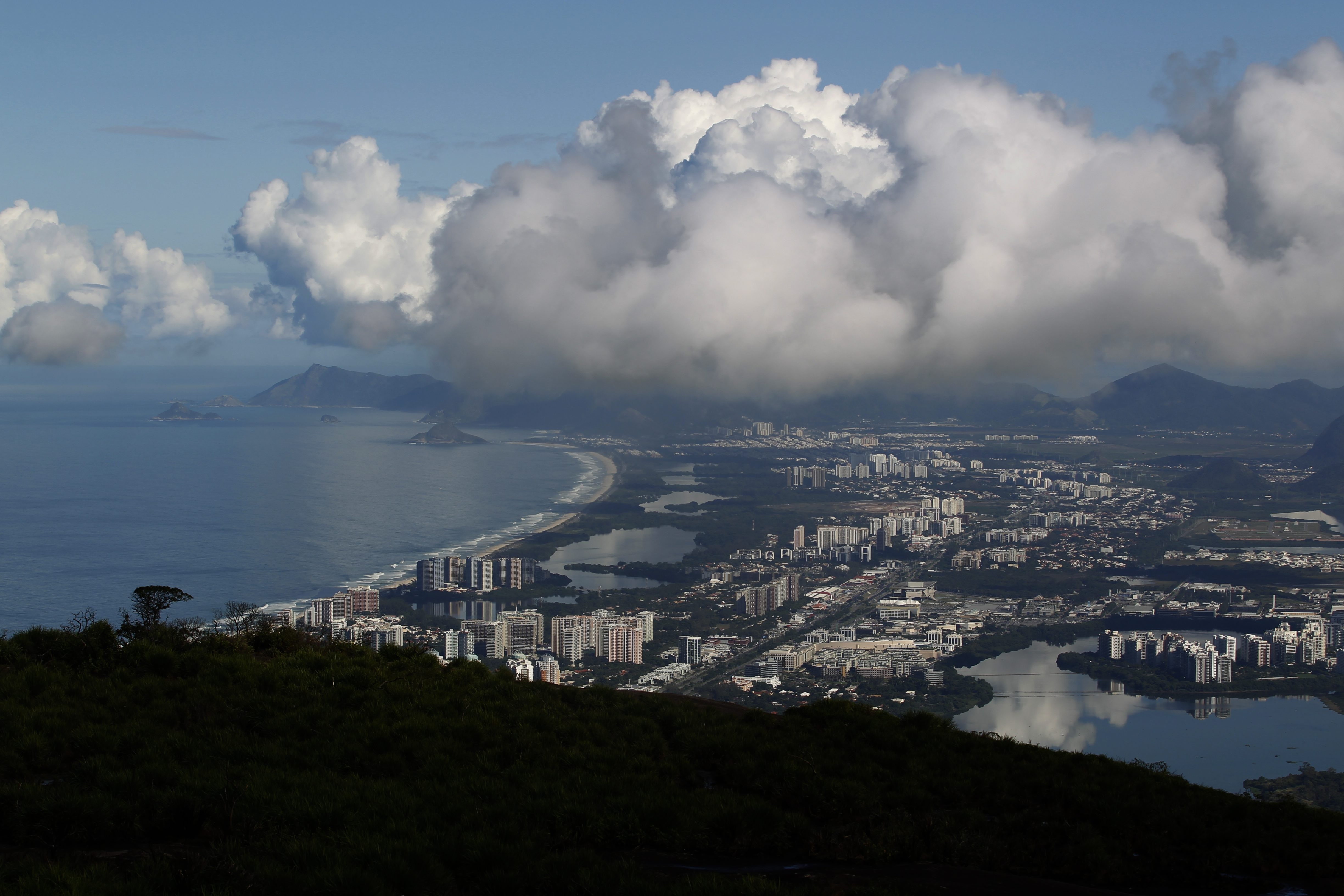 Asa-delta cai em área de difícil acesso após decolagem da Pedra Bonita, no Rio