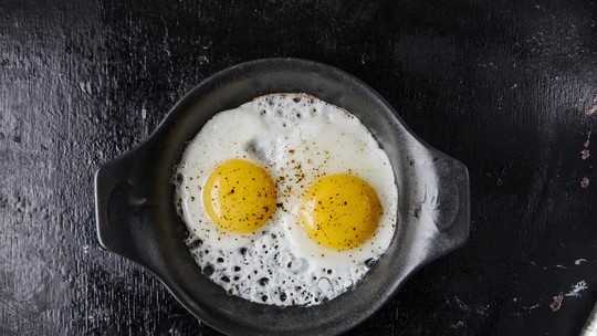 Calor recorde, galinha estressada e preço mais baixo: por que é hora de comer ovo