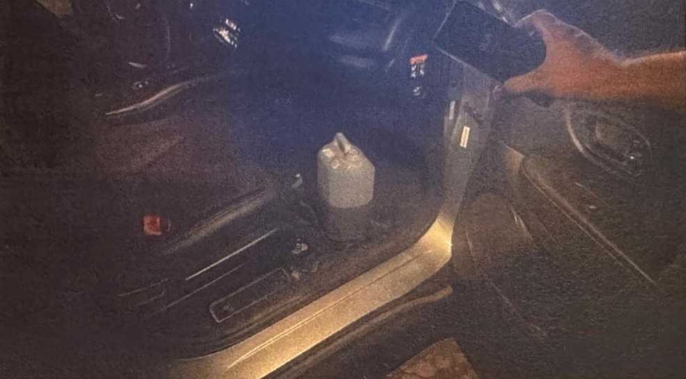 Galão de gasolina estava dentro do Honda HRV deixando com os corpos de dois criminosos, no Camorim — Foto: Reprodução