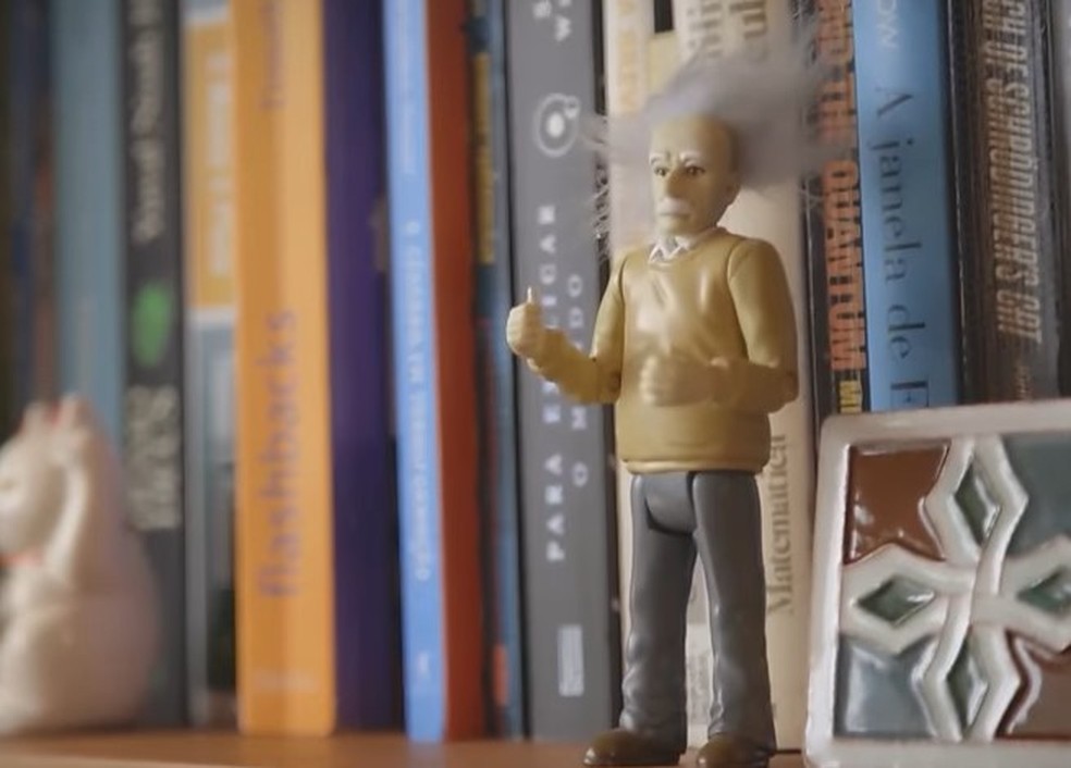 O boneco de Albert Einstein na estante do escritório de Fernanda Torres — Foto: reprodução/ instagram