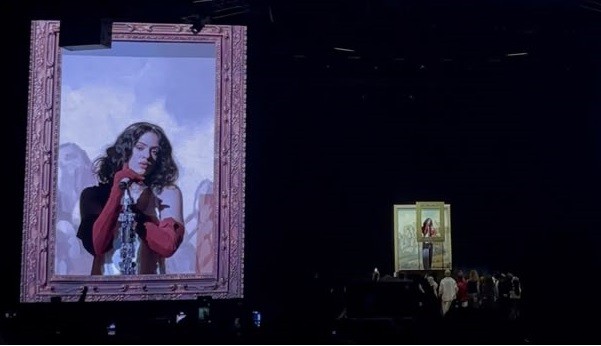 Rosalía pratica português em show no Rio, diz que ama pavê e embala hits; último show acontece nesta terça