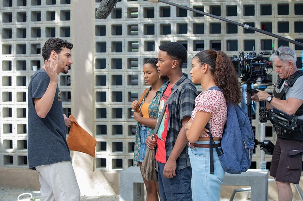 Fred implica com o grupo de bolsistas formado por Yuri (Jean Paulo Campos), Jéssica (Bella Campos) e Bela (Clara Serrão) — Foto: Manoella Mello/Rede Globo/Divulgação