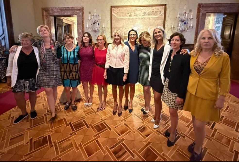 Onze senadoras do Partido Democrático, do Italia Viva e da AVS protestaram contra os comentários de Tajani usando minissaia em palácio de Roma — Foto: Reprodução