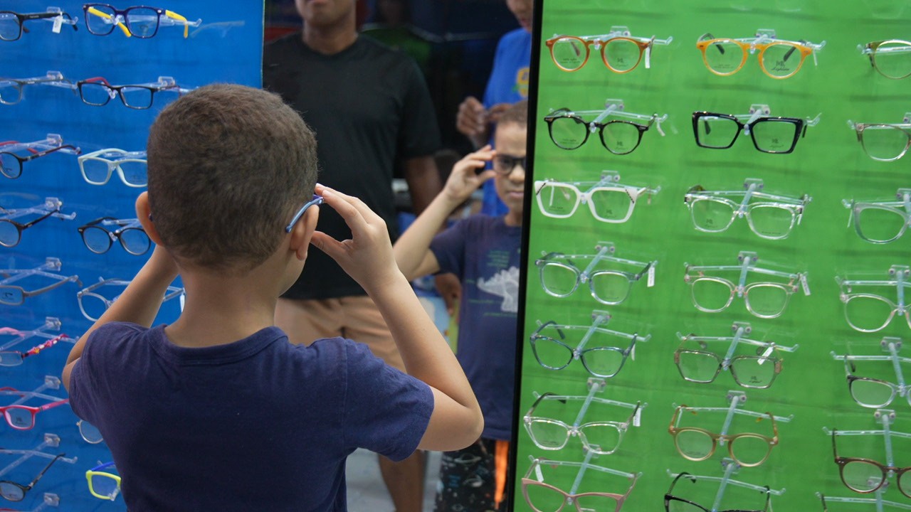 Ação social leva atendimento oftalmológico gratuito a crianças no Rio