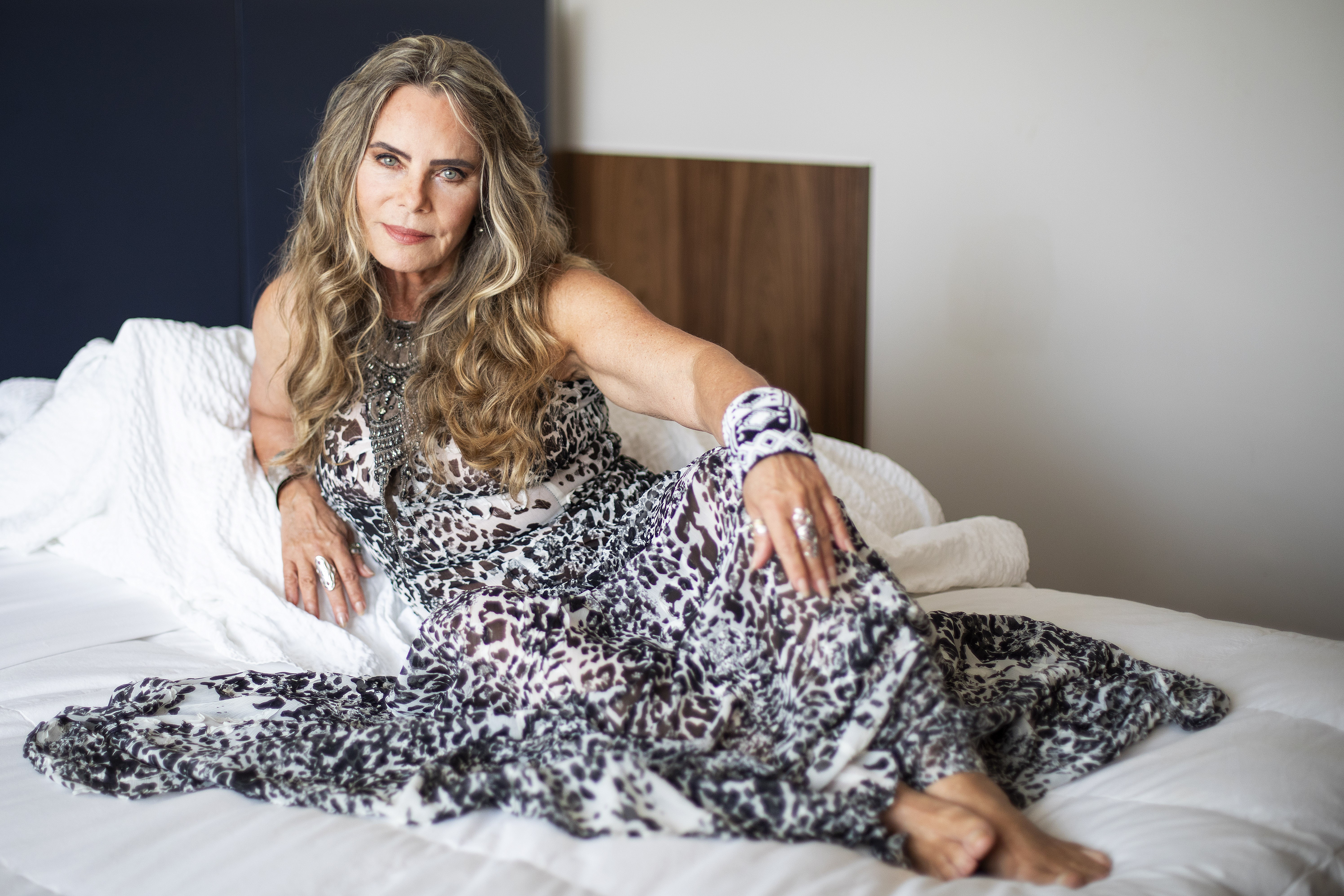 Bruna Lombardi chega aos 75 anos com novo livro e beleza que atravessa gerações - QTU Questões do Universo