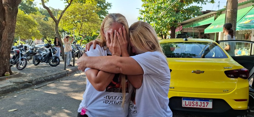 Tia avó de Marcelle consola a mãe da jovem, Adriana de Araújo — Foto: Walter Farias / Agência O Globo