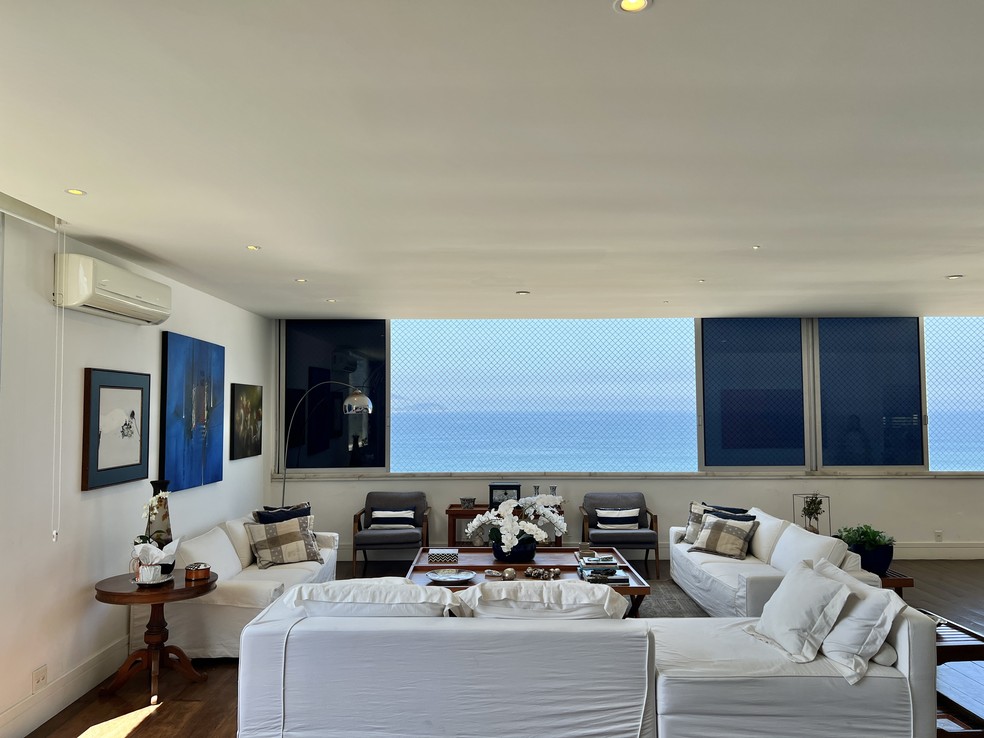 Sensação de estar em navio. Vista de céu e mar da janela de cobertura no Leblon parece um quadro — Foto: Divulgação/Where In Rio