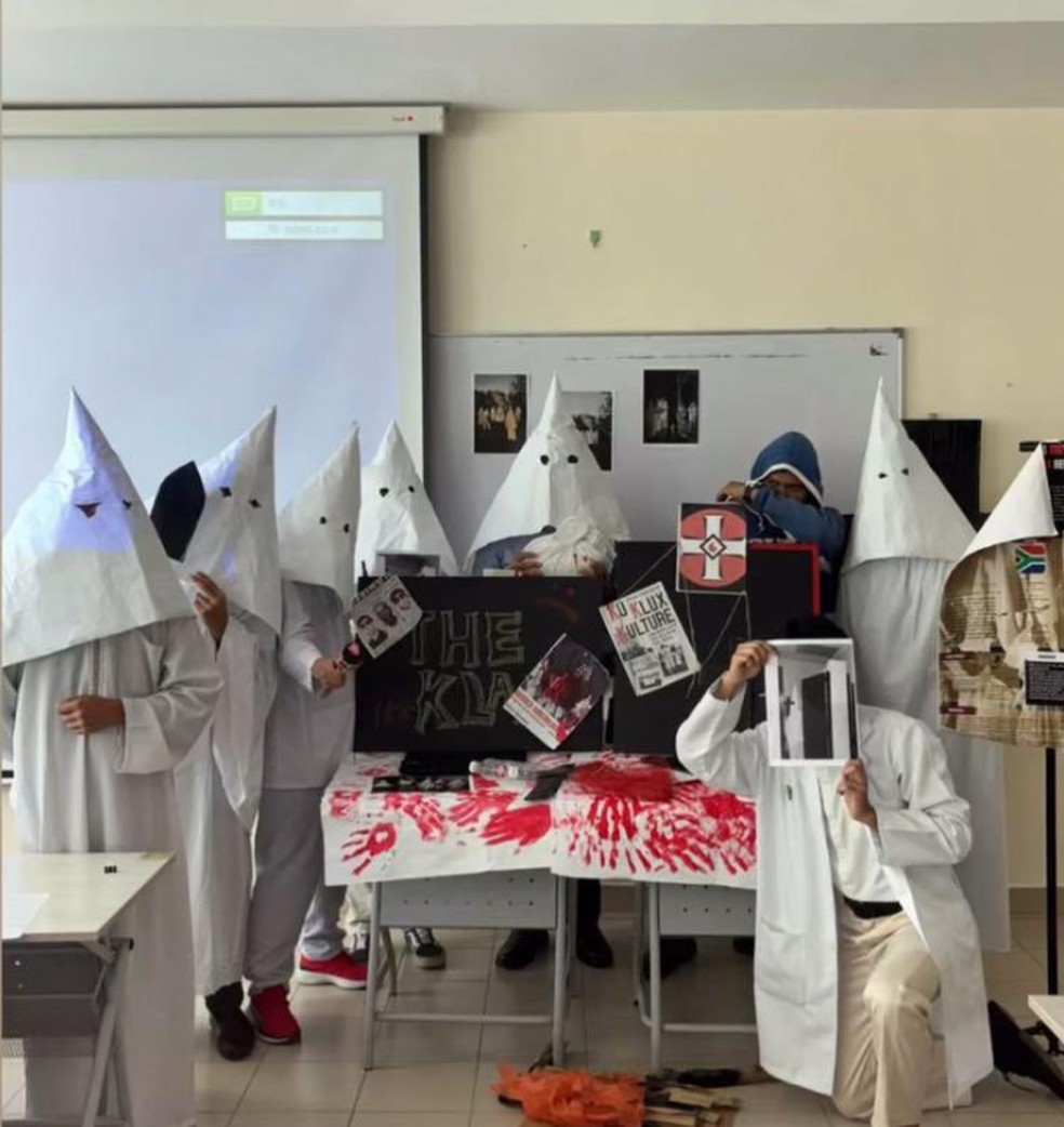 Alunos da Mal&aacute;sia viralizam ao usarem roupas da Ku Klux Klan &mdash; Foto: Reprodu&ccedil;&atilde;o / X