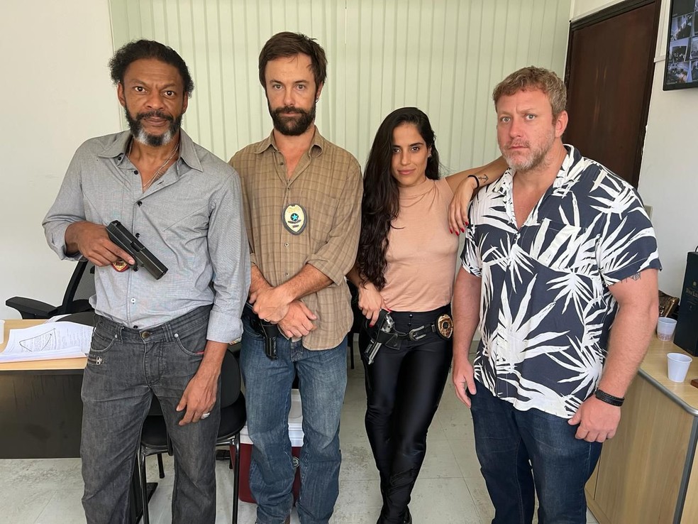Camilla Camargo posa com os atores Nill Marcondes, Kayky Brito e Sérgio Hondjakoff nos bastidores do filme “A caipora” — Foto: Divulgação