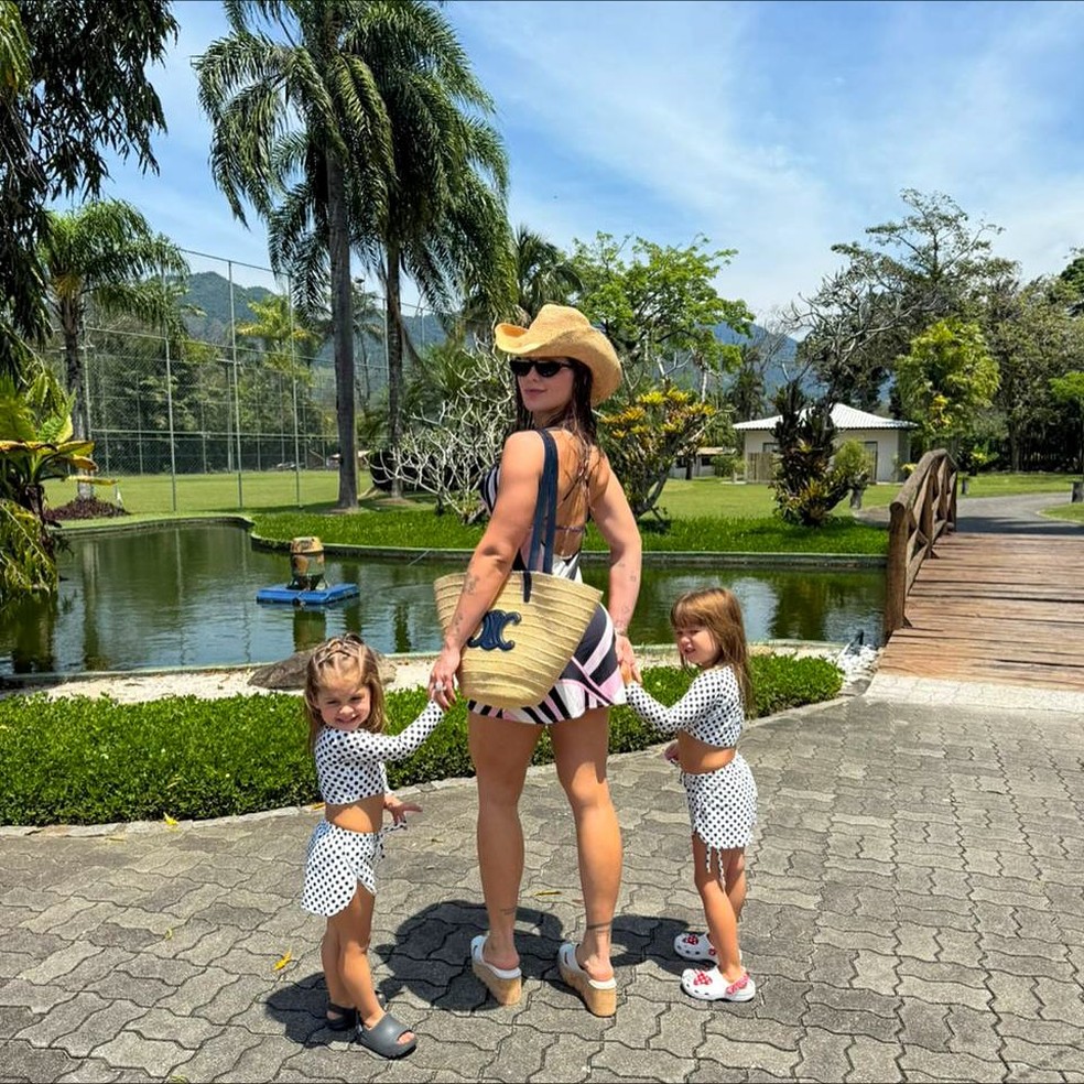 Virginia com os filhos em Angra dos Reis — Foto: Reprodução/Instagram