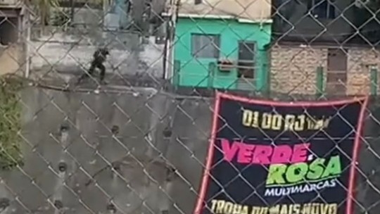 Policial corre de tiros na Mangueira e ouve gritos de 'vai morrer'; confira o vídeo