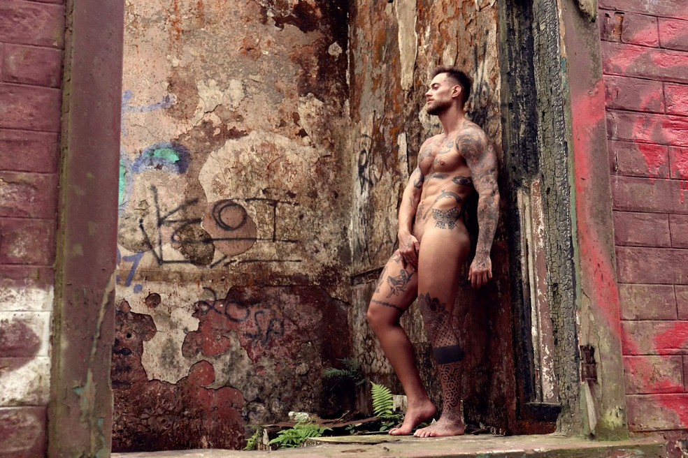 Yuri Bonotto, o Bombeiro da Eliana, conta que a nudez nunca foi um tabu — Foto: Sérgio Santoian/Divulgação