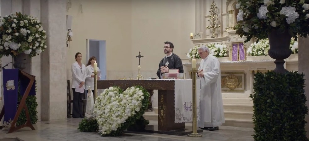 Padre Fábio de Melo na missa de sétimo dia de Abílio Diniz — Foto: Reprodução