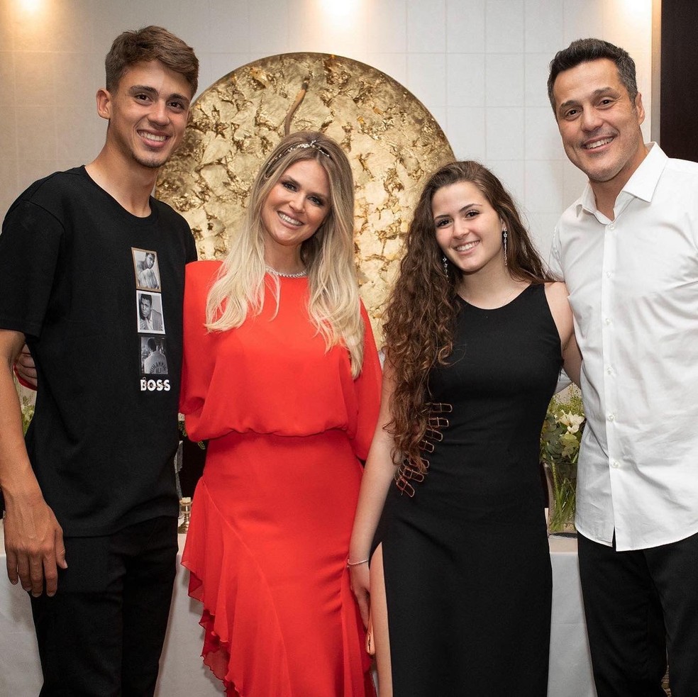 Giulia Werner com os pais e o irmão — Foto: reprodução/ instagram